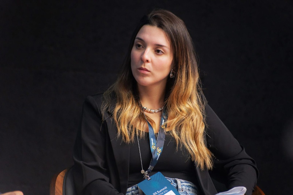 Sarah Antunes em painel de discussão sobre ESG