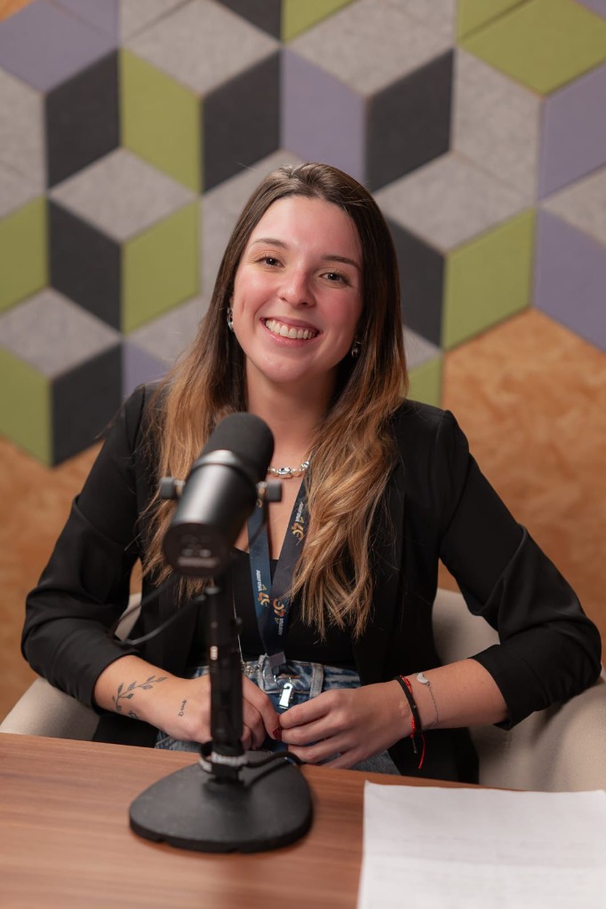 Sarah Antunes em gravação de podcast sobre meio ambiente